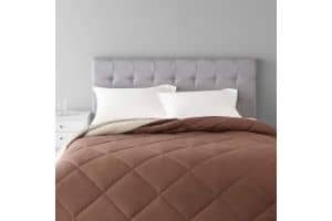 AmazonBasics Polyester Queen Small Comforter